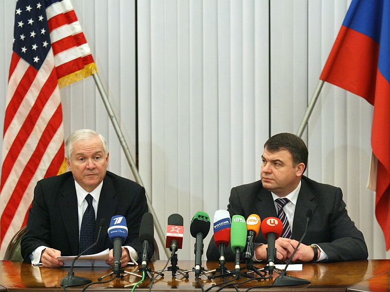 Міністры абароны ЗША Робэрт Гейтс і Расеі Анатоль Сердзюкоў у Маскве
