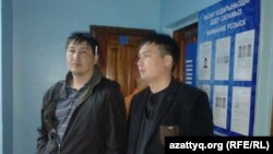 Астанада ұсталған Азаттық тілшілері Ержан Әмірханов (сол жақта) пен Мәди Бекмағанбет полиция басқармасында. Астана, 21 мамыр 2016 жыл.