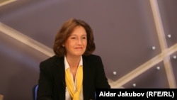Irina Lagunina in the studio hosting "Free Talk."