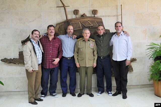 Рауль Кастро вместе со всеми освобожденными членами "кубинской пятерки" в Гаване. 17 декабря