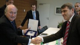 Sepp Blatter dhe Fadil Vokrri, maj 2012...