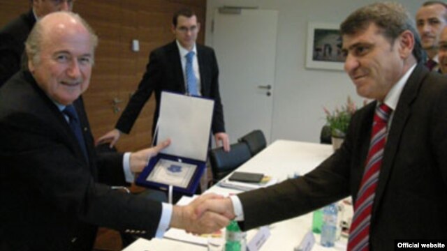Predsednik FIFA-e Sepp Blatter i predsednik Kosovske fudbalske federacije Fadil Vokrri, Cirih, maj 2012.