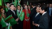 Türkmenistanyň prezidenti Gurbanguly Berdimuhamedow we Tatarystanyň prezidenti Rustam Minnihanow Tatarystanda okaýan türkmen studentleri bilen, 16-njy maý, 2012-nji ýyl.