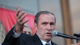 HAK leader Levon Ter-Petrossian addresses supporters at a rally on October 1.