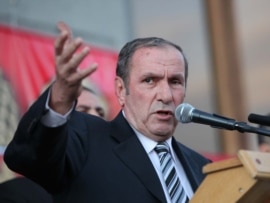 HAK leader Levon Ter-Petrossian addresses supporters at a rally on October 1.