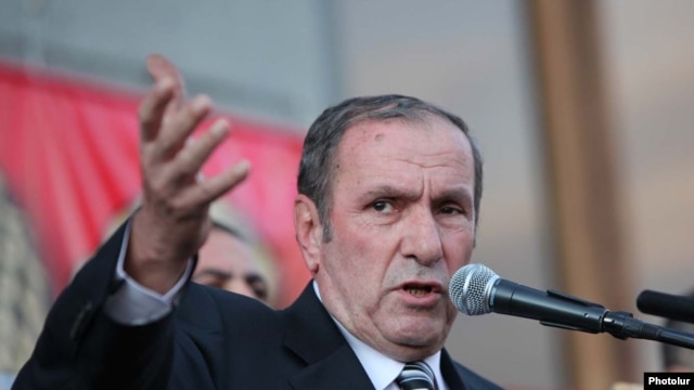 HAK leader Levon Ter-Petrossian addresses supporters at a rally on October 1.