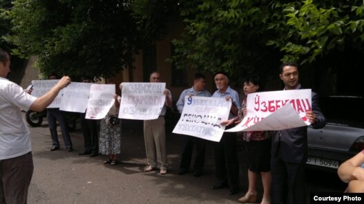 Uzbek rights activists demanded justice for Uzbeks in Kyrgyzstan during a protest in Tashkent today.