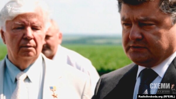 Президент України Петро Порошенко (п) та його батько Олексій Порошенко