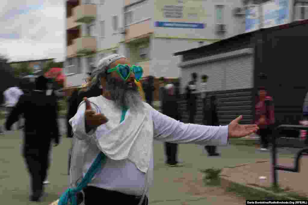 A Hasidic Jew celebrates the new year in high spirits.