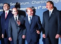 Armenian President Kocharian (second left) and Azerbaijani President Aliyev (right) in Bucharest (epa)