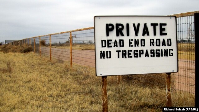 Gardendale, “Privat. Rrugë pa dalje. Të mos shkelet”.