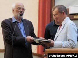 Мастак Алесь Марачкін і кіраўнік уроцлаўскай фундацыі «За вашу й нашу вольнасьць» Мікалай Іваноў.