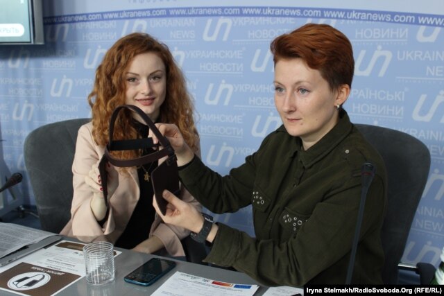Марина Говорухіна та Ірина Текучова з Коаліції з протидії дискримінації показують шори – нагороду премії «головних дискримінаторів країни»