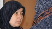 Жена узбекского беженца-мусульманина Умида Азимова (слева) с женой другого узбекского беженца-мусульманина в cуде. Алматы, 1 марта 2011 года.