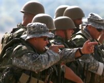 Macedonian forces receive instruction from a U.S. trainer (file photo) (epa)