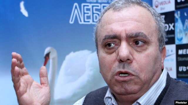 Armenia - Former Prime Minister Hrant Bagratian at a news conference in Yerevan, 2Nov2012.