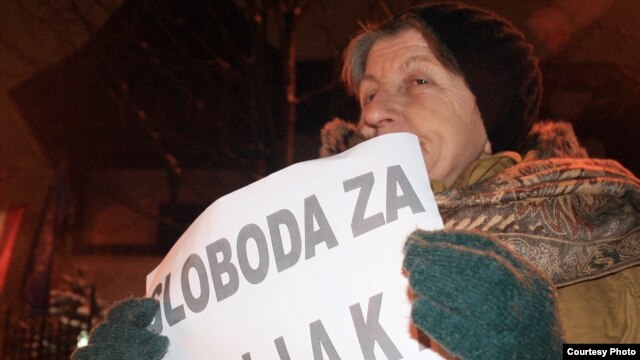 Protest protiv hapšenja Jovana Divjaka ispred austrijske ambasade u Sarajevu, 3. mart 2001. godine 