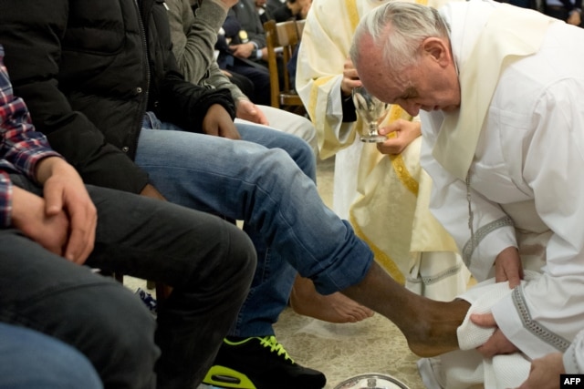 Франциск омывает ноги юным преступникам