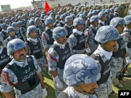 استعراض للقوات الأمنية العراقية أقيم في النجف يوم 30 حزيران 2009 بمناسبة يوم السيادة الوطنية