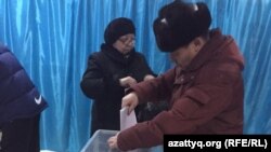 Петропавл қаласындағы 654-сайлау учаскесінде дауыс беріп жатқан адам. 20 наурыз 2016 жыл.