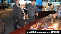 Музейді тамашалап жүрген адамдар. (Көрнекі сурет).
