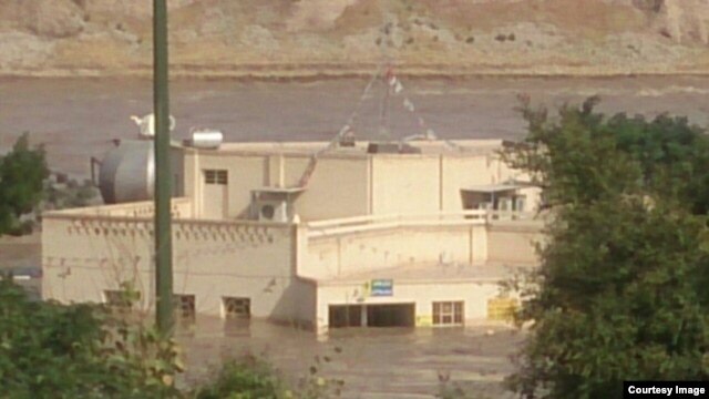 دزفول به شدت از سیل آسیب دیده است.