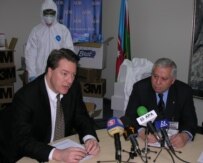 The Asian Development Bank's Country Director to Azerbaijan, Matthew Westfall (left) and State Veterinary Service Deputy Chief Emin Shahbazov (right) speaking to reporters in Baku earlier this month (RFE/RL)