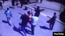 Момент одного из нападений предполагаемых боевиков в Актобе 5 июня 2016 года. Кадр видео.