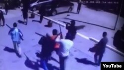 Момент одного из нападений боевиков в Актобе 5 июня 2016 года. Кадр видео.