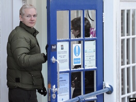 جولین آسانژ در حال ورود به اداره پلیس سافوک در انگلیس