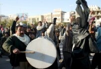 Iraqis celebrating in Al-Najaf (epa)