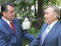 Presidents Rahmon (left) and Nazarbaev at a previous meeting in September 2007 (official site)