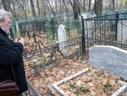 Равил Бохараев узган елның октябрендә Казанда ата-анасы кабере янында