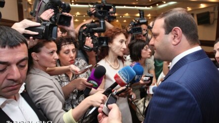 Երեւանի քաղաքապետ Տարոն Մարգարյանը պատասխանում է լրագրողների հարցերին, 8–ը հունիսի, 2013
