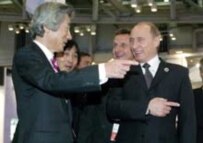 Putin (Right) talking with Japanese Prime Minister Koizumi in Busan, South Korea, on 18 November (epa)