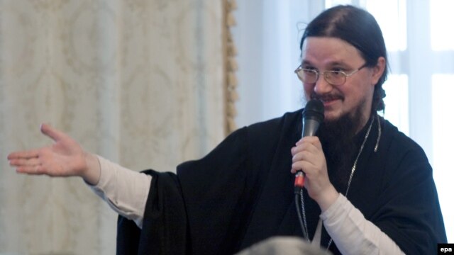 Daniil Sysoyev speaks with his parishioners in Moscow in July 2008.