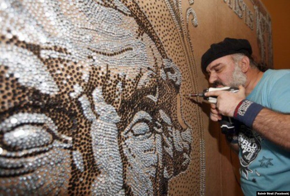 Për ditën e Rekordeve Botërore Guinness, në nëntor 2010, Saimir Strati krijoi mozaikun më të madh, të punuar me vidha, të një kartëmonedhe. Ky punim iu dedikua të gjithë artistëve kudo në botë. Për të u përdorën 350,000 vidha dhe ky mozaik u realizua brenda 10 ditësh.