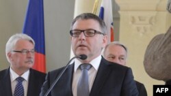 Министр иностранных дел Чехии Любомир Заоралек выступает после встречи министров «Вышеградской четвёрки», Германии и Франции. Прага, 27 июня 2016 года.