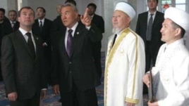 Бауыржан Есмахан (справа крайний), бывший главный имам Актобе, на открытии мечети "Нургасыр" в Актобе вместе с Нурсултаном Назарбаевым и другими высокими гостями.
