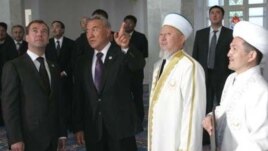 Бауыржан Есмахан Ақтөбенің бұрынғы бас имамы кезінде (оң жақ шетте) "Нұрғасыр" мешітінің ашылу салтанатына келген лауазымды қонақтармен бірге. Сурет Қазақстан мұсылмандары діни басқармасының сайтынан алынды.