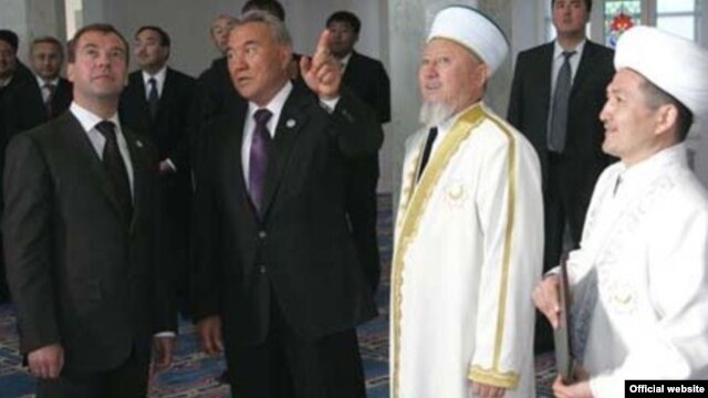 Бауыржан Есмахан (справа крайний), бывший главный имам Актобе, на открытии мечети "Нургасыр" в Актобе вместе с Нурсултаном Назарбаевым и другими высокими гостями.