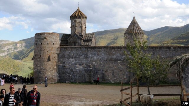 Հայաստան - Զբոսաշրջիկները Տաթեւի վանքի մոտ