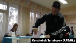 Алматыдағы 350-сайлау учаскесiнде алғаш рет дауыс берiп жатқан жас сайлаушы. 20 наурыз 2016 жыл.