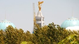 Ашғабадтағы "Түркіменбашы" ескерткіші, 22 маусым 2010 жыл.