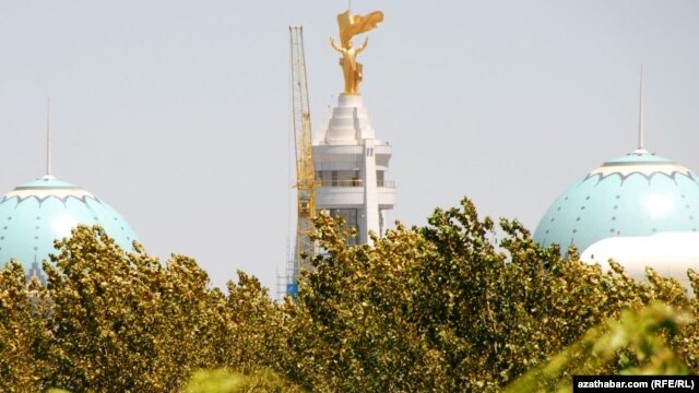 Ашғабадтағы "Түркіменбашы" ескерткіші, 22 маусым 2010 жыл.