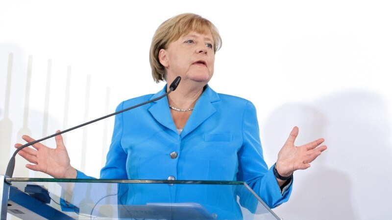ФРГ и Австрия призвали провести спецсаммит ЕС по беженцам