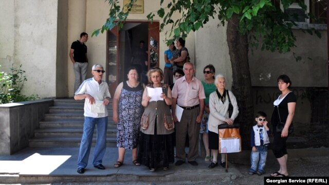 2 ივლისს იძულებით გადაადგილებულ პირთა, განსახლებისა და ლტოლვილთა სამინისტროს წინ დევნილთა მორიგი საპროტესტო აქცია გაიმართა.