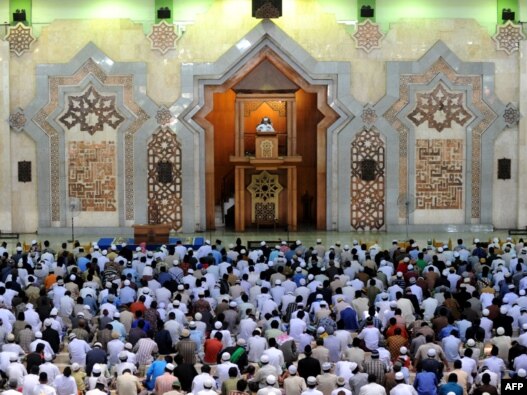 مسلمانان اندونزی پس از اقامه نماز جماعت در یکی 
از مساجد جاکارتا