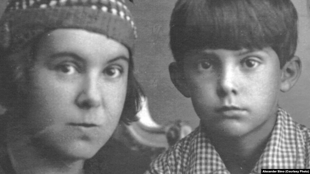 Елена Симо (расстреляна в 1938 году) и ее сын Игорь
