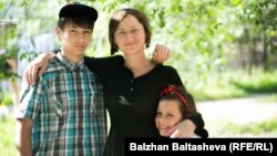Артем мен Кристинаны асырап алған Валентина Шитикова. Алматы, 4 маусым 2016 жыл.
